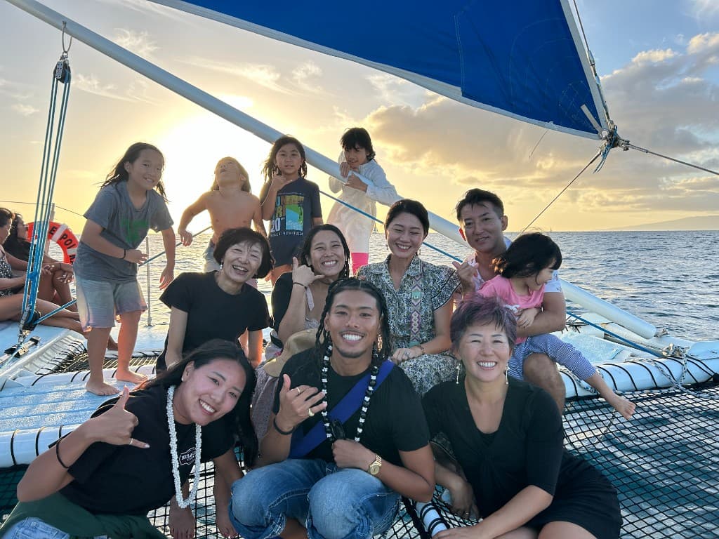 子供連れの家族がビーチで楽しんでいる写真